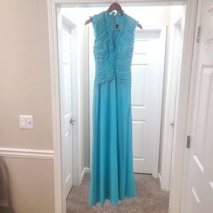 Gorgeous TADASHI long Turquoise dressy gown size 6, plunged neck line.